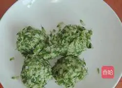 Illustration of how to make pork and sophora flower filling dumplings 2