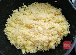 Illustration of how to make cucumber, green vegetable and egg fried rice 9