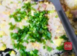 Illustration of how to make bacon and egg fried rice 19