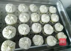 Illustration of how to make steamed buns stuffed with beans and meat stuffing 4