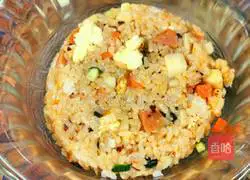 Illustration of how to make Laoganma's fried rice with three diced eggs 5