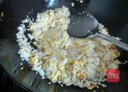 Illustration of how to make carrot and egg fried rice 5