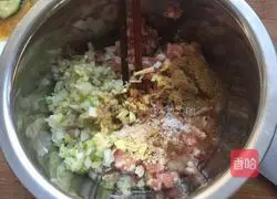 Illustration of how to make pork and green onion dumplings 7