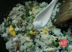 Illustration of how to make peas and eggs fried rice 9
