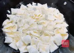 Illustration of how to make dumpling skin crispy rice 4