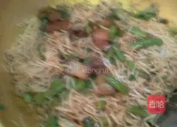 Illustration of how to make steamed beans and noodles 9