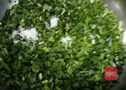 Illustration of how to make leek and pork dumplings 4