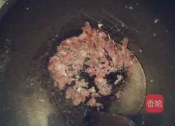 Illustration of how to make cured meat and mixed egg fried rice 16