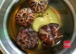 Illustration of how to make cuttlefish wontons 1