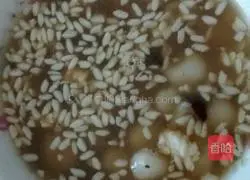 Illustration of how to make glutinous rice balls stuffed with rose sugar and wine 8