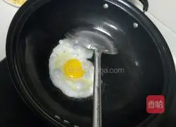 Illustration of how to make scrambled eggs with bean dregs 3