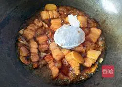 Sauerkraut braised pork jerky Illustration of how to make noodles 7