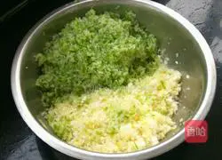 Illustration of how to make green radish meat dumpling stuffing 2