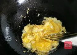 Illustration of how to make egg and bacon fried rice 3