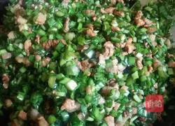 Illustration of how to make leek and pork buns 8