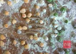 Illustration of how to make flower buns 5