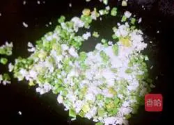 Illustration of how to make green beans and salted duck egg fried rice 8