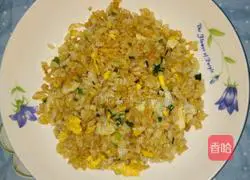 Illustration of how to make fried rice with chives and eggs 4