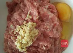 Illustration of how to make pork and celery dumplings 1