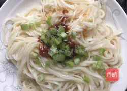 Illustration of how to make noodles with scallion oil 4