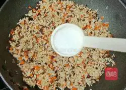 Illustration of how to make carrot, fungus, and egg fried rice 12