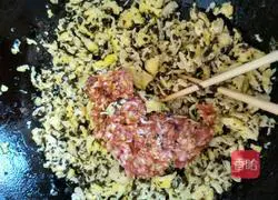 Illustration of how to make four fresh dumplings 15