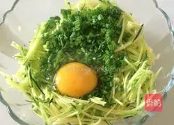 Illustration of how to make tender pumpkin and egg pancakes 3