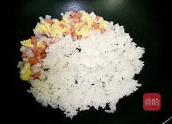 Illustration of how to make onion and ham fried rice 6
