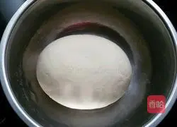 Illustration of how to make beef and carrot dumplings 1