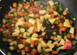 Illustration of how to make pineapple and egg fried rice 4