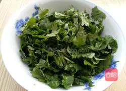 Illustration of how to make coriander meat dumplings 1