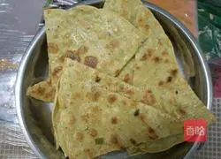 Illustration of how to make egg and green onion cake 3