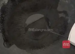 Illustration of how to make sesame raisin seafood fried rice 5