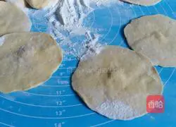 Illustration of how to make pumpkin buns 12