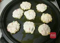 Illustration of how to make pastoral shrimp chicken cake 6