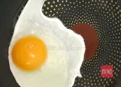 Illustration of how to make rice noodles with minced meat and omelette 1