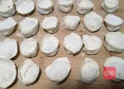 Illustration of how to make celery and pork wontons 8