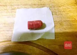 Illustration of how to make grilled sausages in wonton wrapper 2