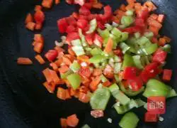 Illustration of how to make pastoral pineapple fried rice 4