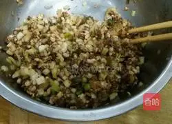 Illustration of how to make mutton and cabbage buns 1