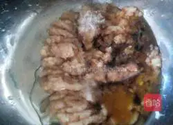 Illustration of how to make fresh meat wontons 5