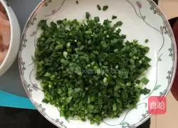 Illustration of how to make shrimp and pork wontons 2