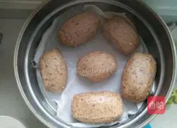 Illustration of how to make red bean dregs steamed buns 10