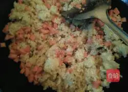 Illustration of how to make sausage fried rice 4