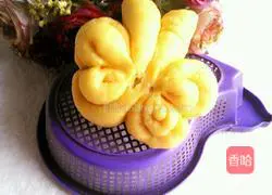 Illustration of how to make pumpkin butterfly steamed buns 11