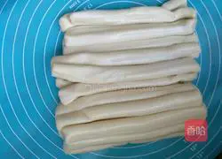 Illustration of how to make strips (mixed noodles) 1