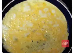 Illustration of how to make egg, ham and meat floss sandwich 4