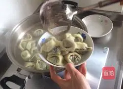 Illustration of how to make leek and meat wontons 7