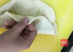 Illustration of how to make hot pancakes wrapped in eggs 5