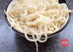 Illustration of how to make fried noodles with tomatoes and eggs 1